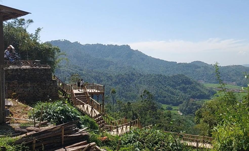 Menikmati Lautan Awan dari The Ongrets Hill