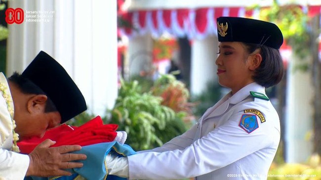 Momen Saat Presiden Prabowo Mencium Bendera Merah Putih