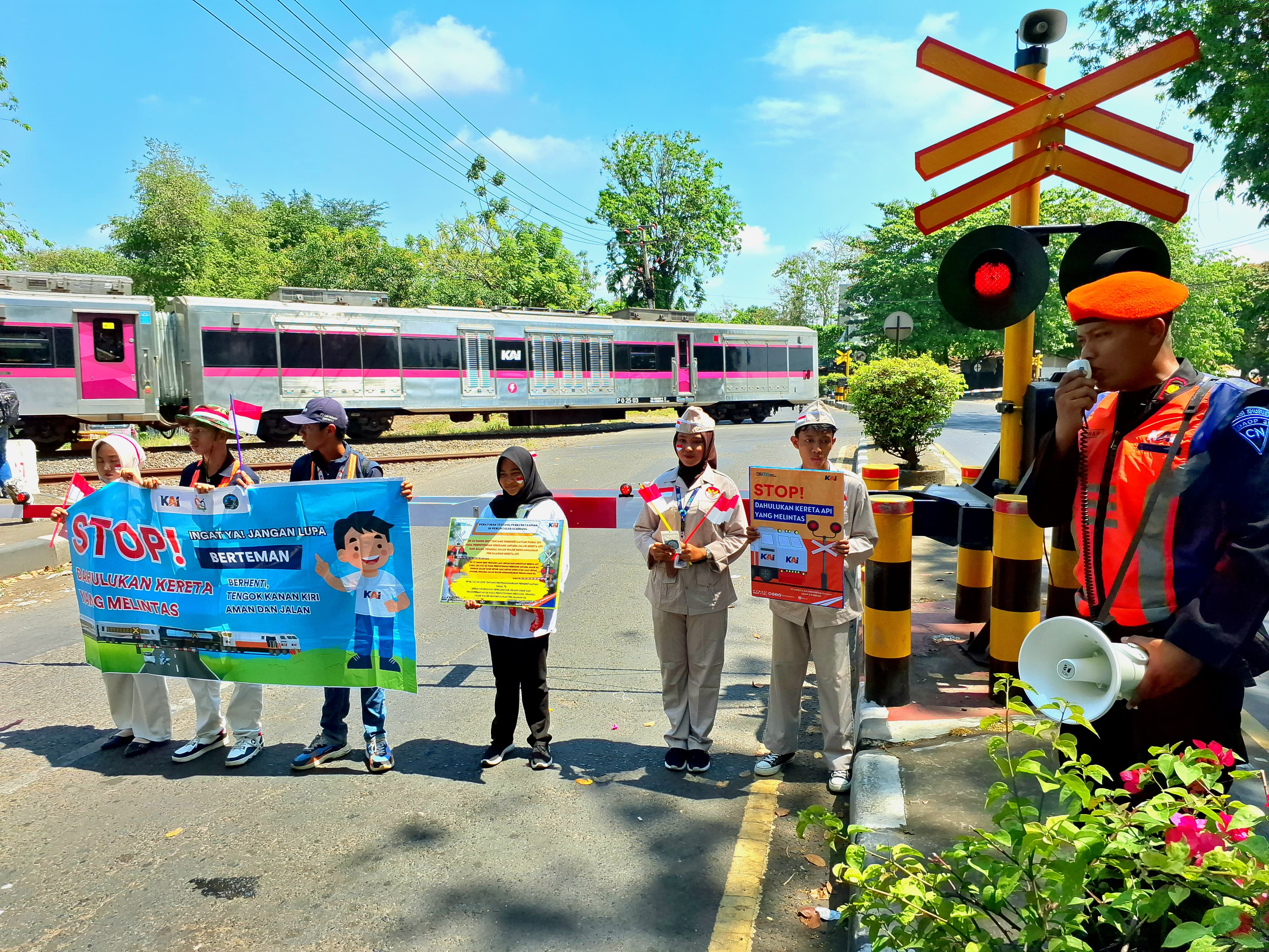 Aksi Patriotik dan Edukatif di Perlintasan Kereta Api