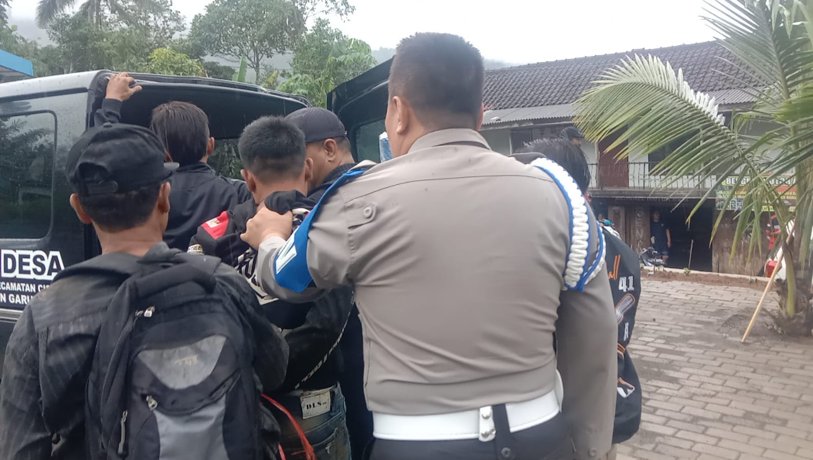 Detik-detik Massa Menghajar Dua Pelaku Curanmor di Cisewu Garut