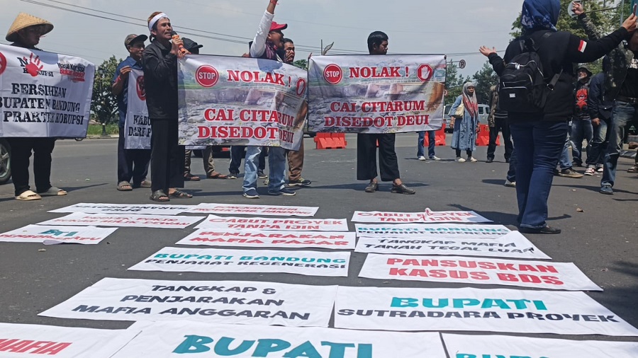 Aliansi Masyarakat Kabupaten Bandung Teriaki Anggota DPRD Budeg