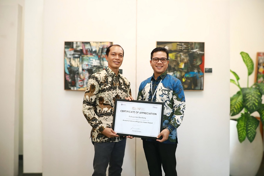 Pemkab Bandung Raih Penghargaan Indonesia People-Centric Regency 