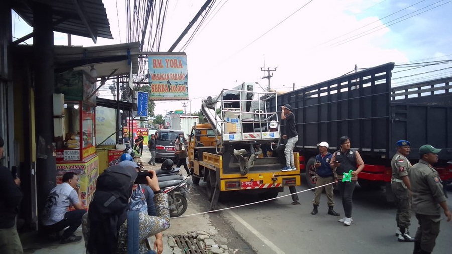 Satgas Perizinan Kabupaten Bandung Sikat Billboard Reklame Ilegal