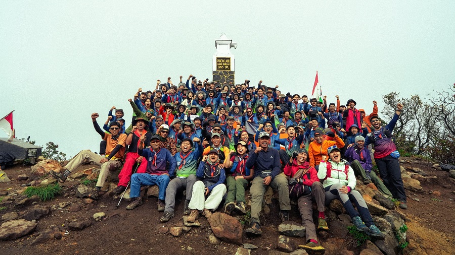 Jejak Optimisme 75 Pemuda Indonesia di Gunung Lawu