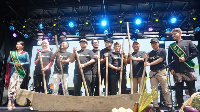 West Java Festival 2025 Resmi Dibuka, Pemprov Jabar Terima Sertifikat Karisma Event Nusantara dari Kemenpar