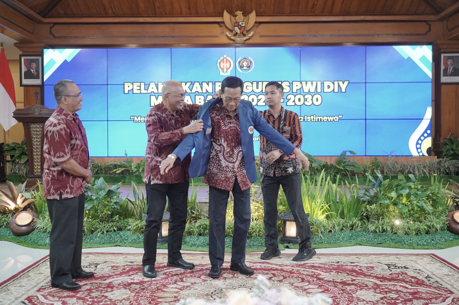 PWI Pusat Anugerahkan Anggota Kehormatan kepada Sultan HB X