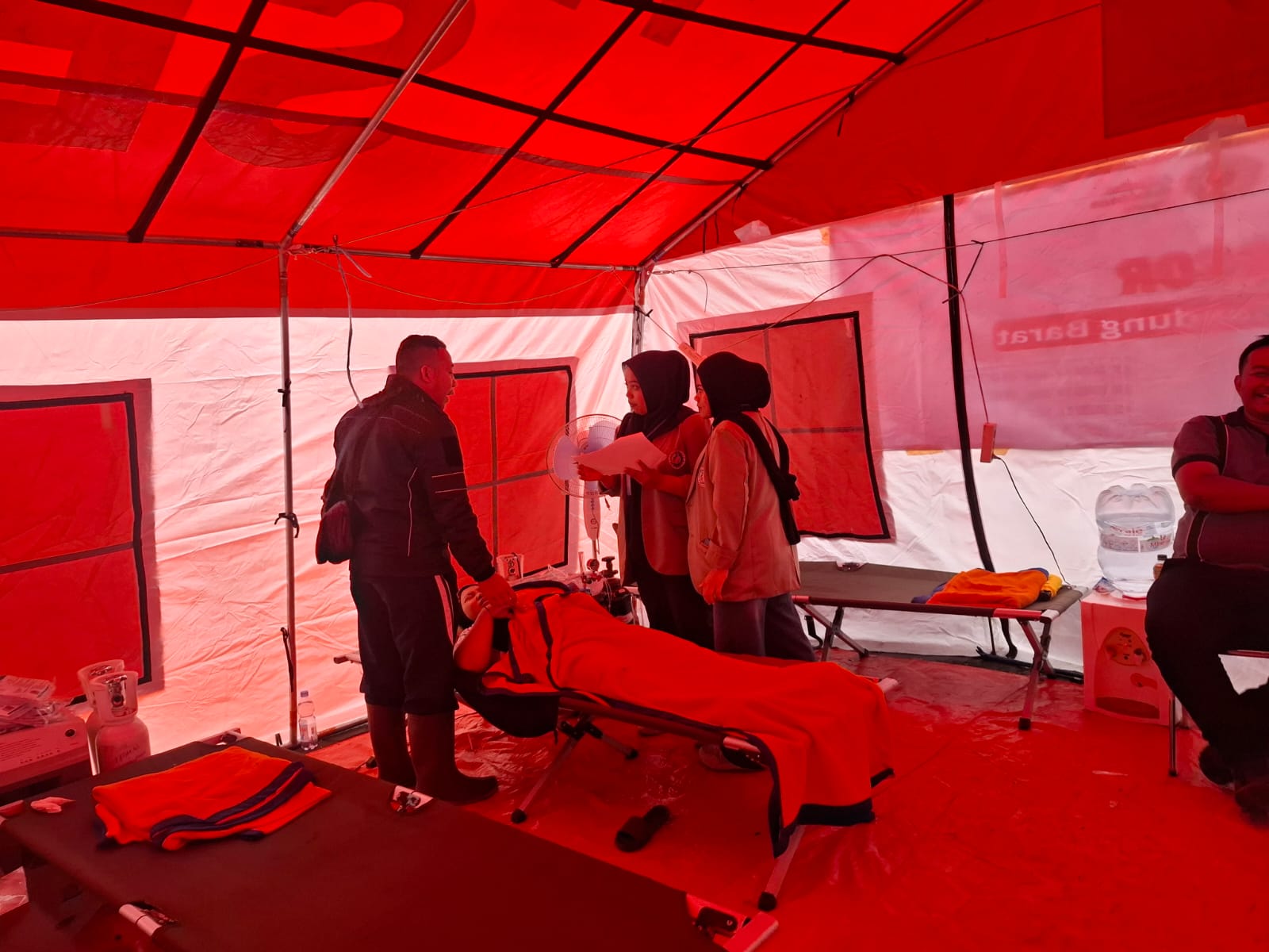 Pengungsi Jadi Relawan, Tumbang Akibat Kelelahan