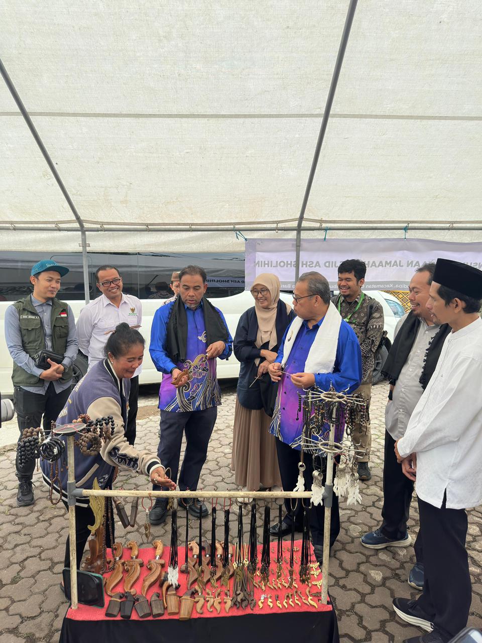 BAZNAS Jawa Barat dan ANGKASA Malaysia Perkuat Pemberdayaan Ekonomi Masjid dan Salurkan Donasi Bencana di Bandung Barat ﻿