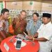 Gubernur Jawa Barat, Uu Ruzhanul Ulum  mencoba mengoperasikan fasilitas e-book yang dapat diakses melalui tablet diPabukon Prak Maca BIJB.(Foto:Humas Pemprov Jabar)