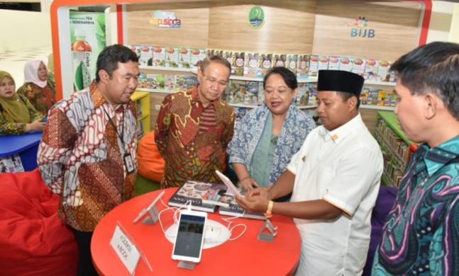 Gubernur Jawa Barat, Uu Ruzhanul Ulum  mencoba mengoperasikan fasilitas e-book yang dapat diakses melalui tablet diPabukon Prak Maca BIJB.(Foto:Humas Pemprov Jabar)