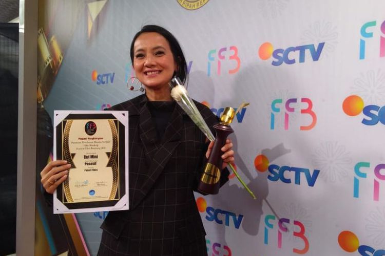Cut Mini meraih penghargaan pembantu wanita terpuji film bioskop dalam Festival Film Bandung (FFB) 2018.(Kompas.com)