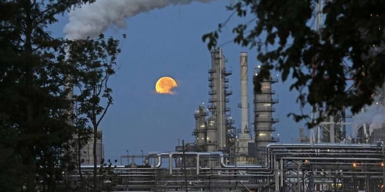 Ilustrasi kilang minyak(AP PHOTO / GERALD HERBERT)

