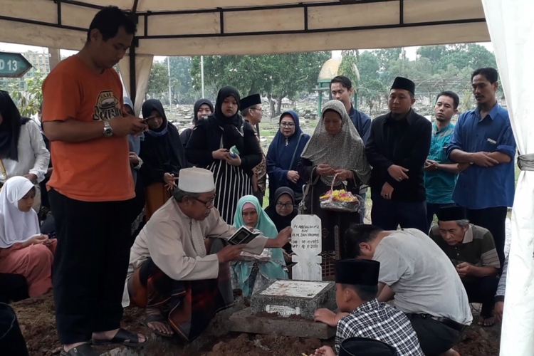 Suasana pemakaman Dufi, pria yang ditemukan tewas dalam drum di Bogor, di TPU Semper, Senin (19/11/2018).(Kompas.com)