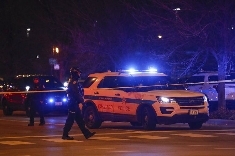 Petugas dari Kepolisian Chicago, Amerika Serikat, berjaga di luar Rumah Sakit Mercy setelah terjadi insiden penembakan pada Senin sore waktu setempat (19/11/2018). Dilaporkan empat orang tewas termasuk pelaku dalam insiden tersebut.(AFP/KAMIL KRZACZYNSKI/kompas.com))