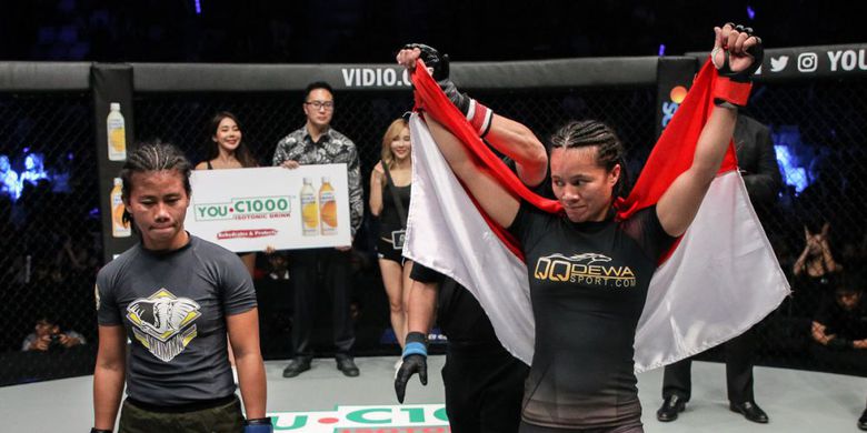 Petarung putri Indonesia, Priscilla Hertati, melakukan selebrasi setelah berhasil mengalahkan Angelie Sabanal pada pertandingan tarung bebas (MMA) One Championship kelas atomweight yang berlangsung di Stadion Istora, Senayan, Jakarta, Sabtu (17/11/2018) malam.(www.onefc.com)

