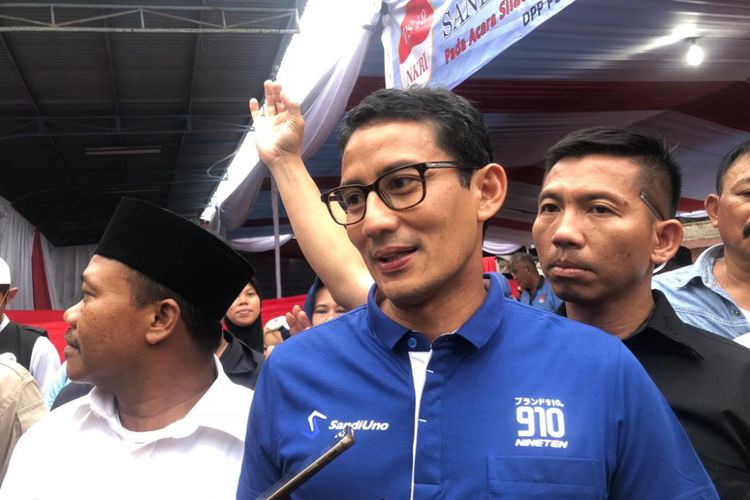 Calon wakil presiden nomor urut 02, Sandiaga Uno, di kawasan Tanjung Barat, Kamis (8/11/2018). (KOMPAS.com/JESSI CARINA )

