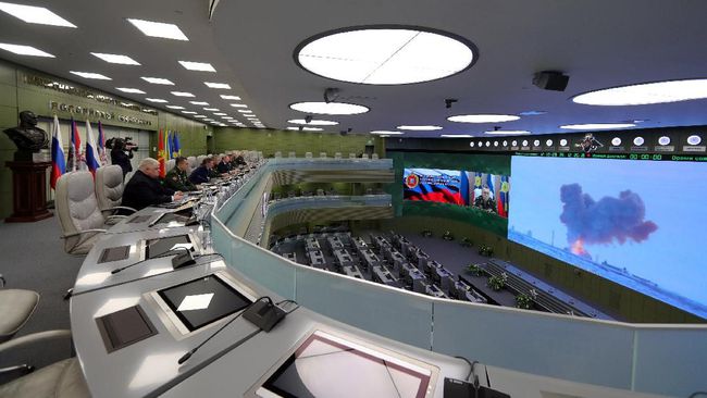Presiden Rusia, Vladimir Putin, memantau uji coba rudal nuklir hipersonik. (Sputnik/Mikhail Klimentyev/Kremlin via Reuters/CNN)