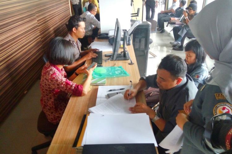 Bawaslu Sleman saat membuat laporan di SPKT Polda DIY (Foto:kompas)