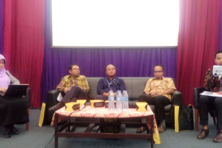 Direktur Potensi Kepatuhan dan Penerimaan Direktorat Jenderal Pajak (DJP), Yon Arsal (kedua kiri) dalam seminar perpajakan di Audotorium Fakultas Ilmu Administrasi Universitas Indonesi (Foto:kompas)