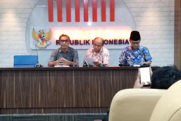 Komisioner Ombudsman Laode Ida (paling kiri) dalam konferensi pers di Ombudsman, Jakarta,(Foto:kompas)