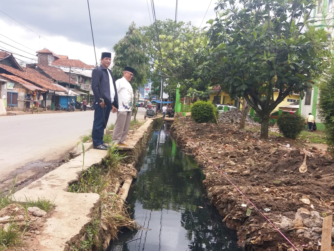 
Camat Rancaekek, H. Baban Banjar, saat meninjau Masjid Besar Rancaekek stelah benteng masji itu ambruk. Foto: Ist

