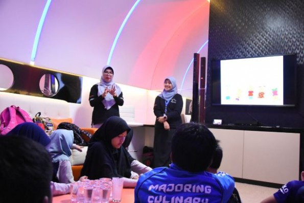 
Kepala Seksi Informasi Publik Diskominfo Kota Depok, Rusmiyati saat memberikan sosialisasi internet sehat kepada 21 siswa Sekolah Dasar Islam Terpadu (SDIT) Mutiara Islam Depok. Foto: Diskominfo Kota Depok)
