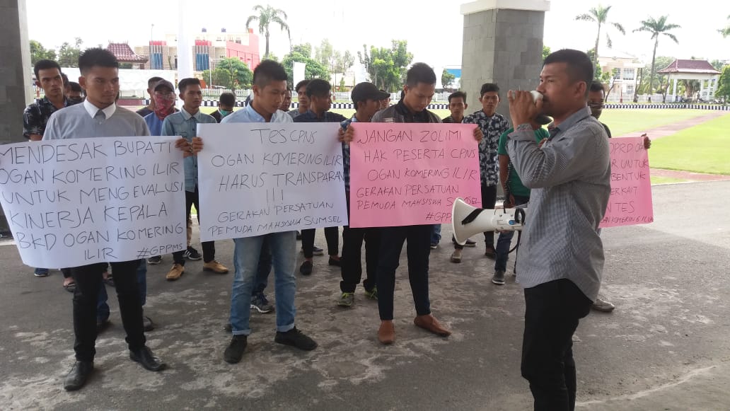 Gerakan Persatuan Pemuda Mahasiswa Peduli Sumatera Selatan (GPPMS), gelar aksi demo di pelataran Pemerintah Kabupaten Oga Komering Ilir (Foto: Erfani)