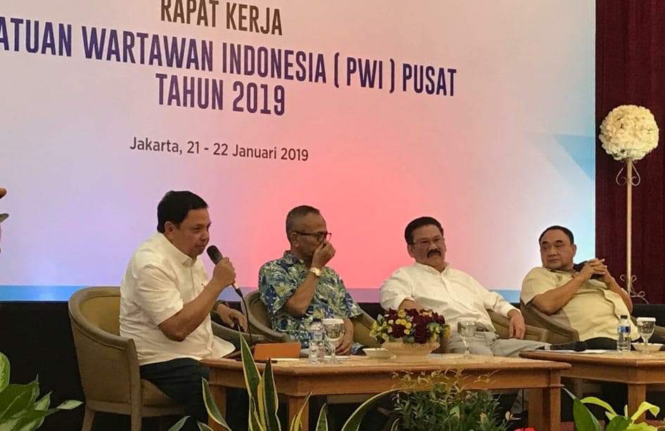 Para tokoh PWI tampil dalam Raker PWI di Jakarta hari pertama 21 Januari 2019. Dari kiri Sekjen Mirza Zulhadi (moderator), Ketua Umum PWI Atal S. Depari, Ketua Dewan Pembina Ilham Bintang, Ketua Dewan Penasihat Margiono. (Foto : PWI/Dias)
