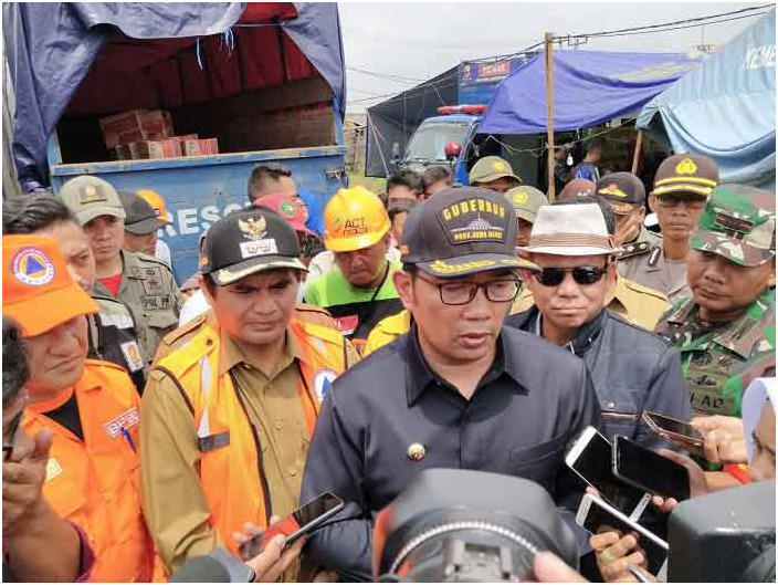 Gubernur Jabar, Ridwan Kamil, memberikan keterangan kepada wartawan. Foto: Humas Pemprov Jabar