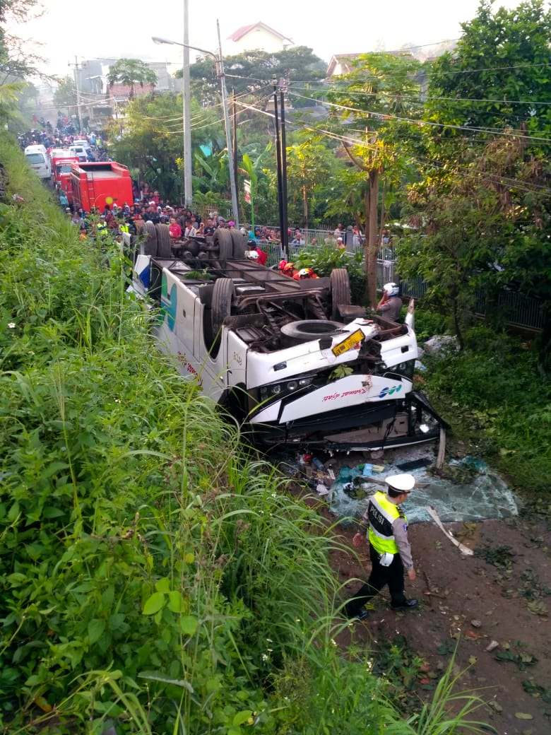 Bus Keramat Jati, jatuh dari Jalan By Pass, Cicalengka, Kabupaten Bandung. Foto: Istimewa