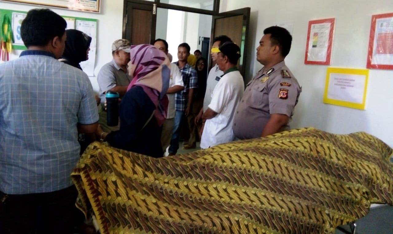 Jenazah pegawai perkebunan PTPN VIII dibawa ke Puskesmas Cibalong setelah tersengat lebah. Foto: dara.co.id/Benny
