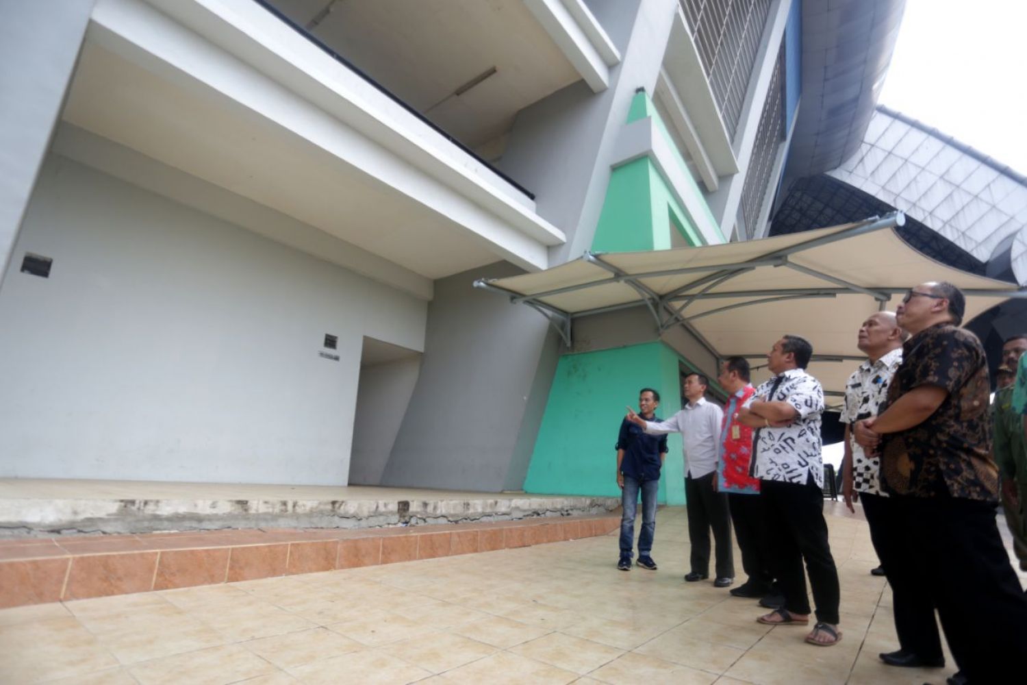 WAKIL Wali Kota Bandung, Yana Mulyana meninjau langsung kondisi Stadion Gelora Bandung Lautan Api (GBLA), Kamis (14/2/2019). Yana melihat langsung keretakan dan penurunan tanah yang terjadi di stadion ini. Yana meminta, penanganannya melibatkan tim independen. Foto: Humas Pemkot Bandung