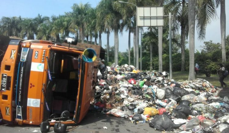 Truk sampah kelebihan muatan terguling di Kotabaru, Kecamatan Padalarang, Kabupaten Bandung Barat, Sabtu (23/2/2019)/ Foto: BBPOS