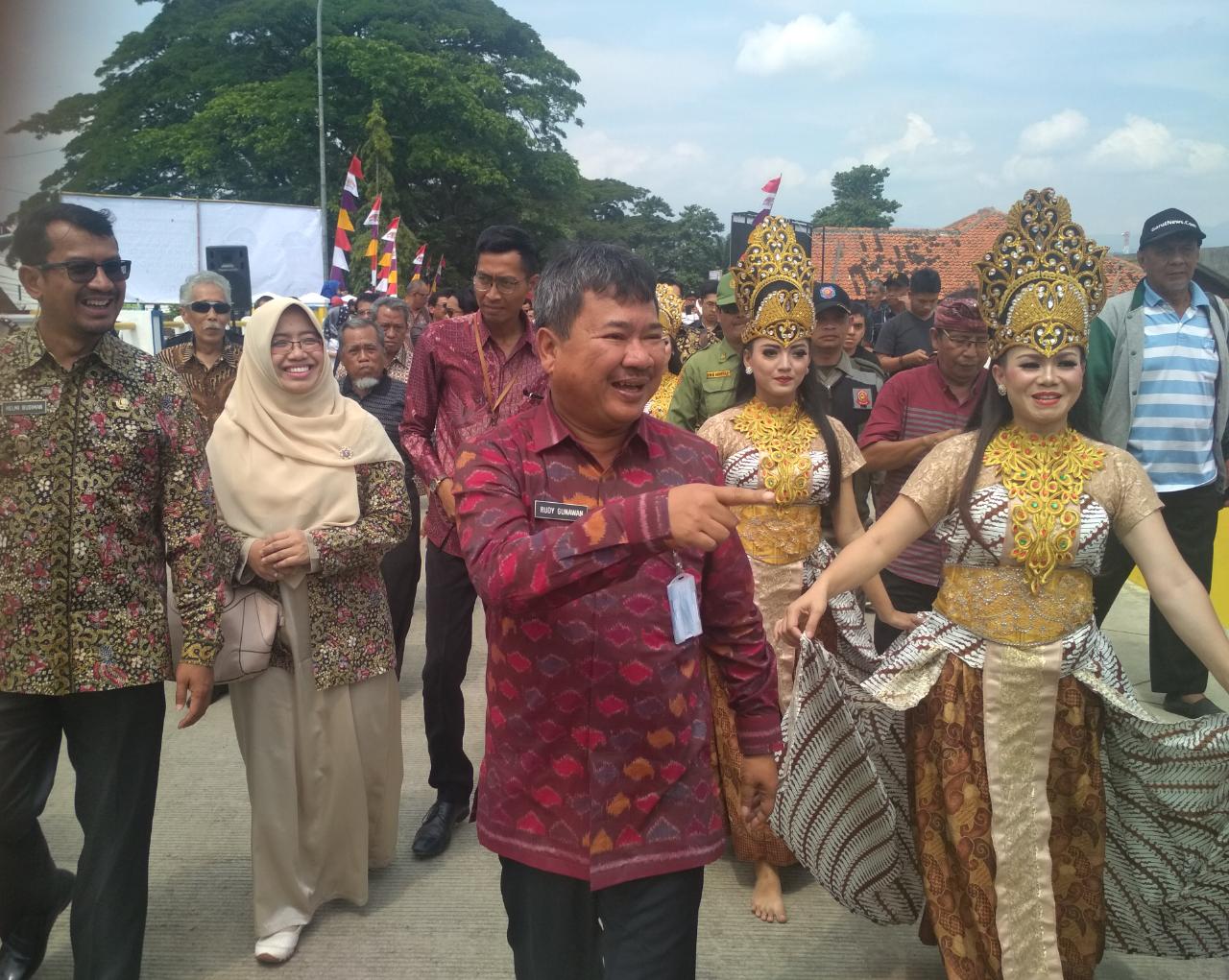 Bupati Garut, Rudy Gunawan, mencoba Jembatan Maktal II yang baru diresmikan, Rabu (27/2/2019). Jembatan tersebut dibangun dengan dana APBN. Foto: dara.co.id/Benny