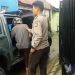 Tersangka masuk mobil petugas Polres Karawang. Foto: dara.co.id/Teguh