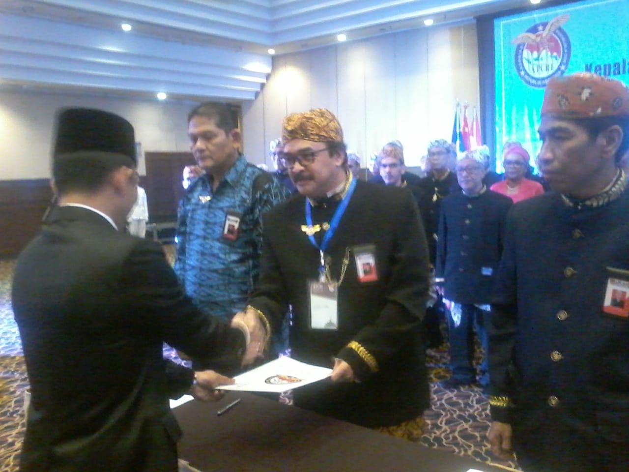 H Yayat Supriatna A (tengah, berbendo) dilantik sebagai Kepala Cabang APCRI Jawa Barat, di Bandung. Foto: dara.co.id/Ayi 