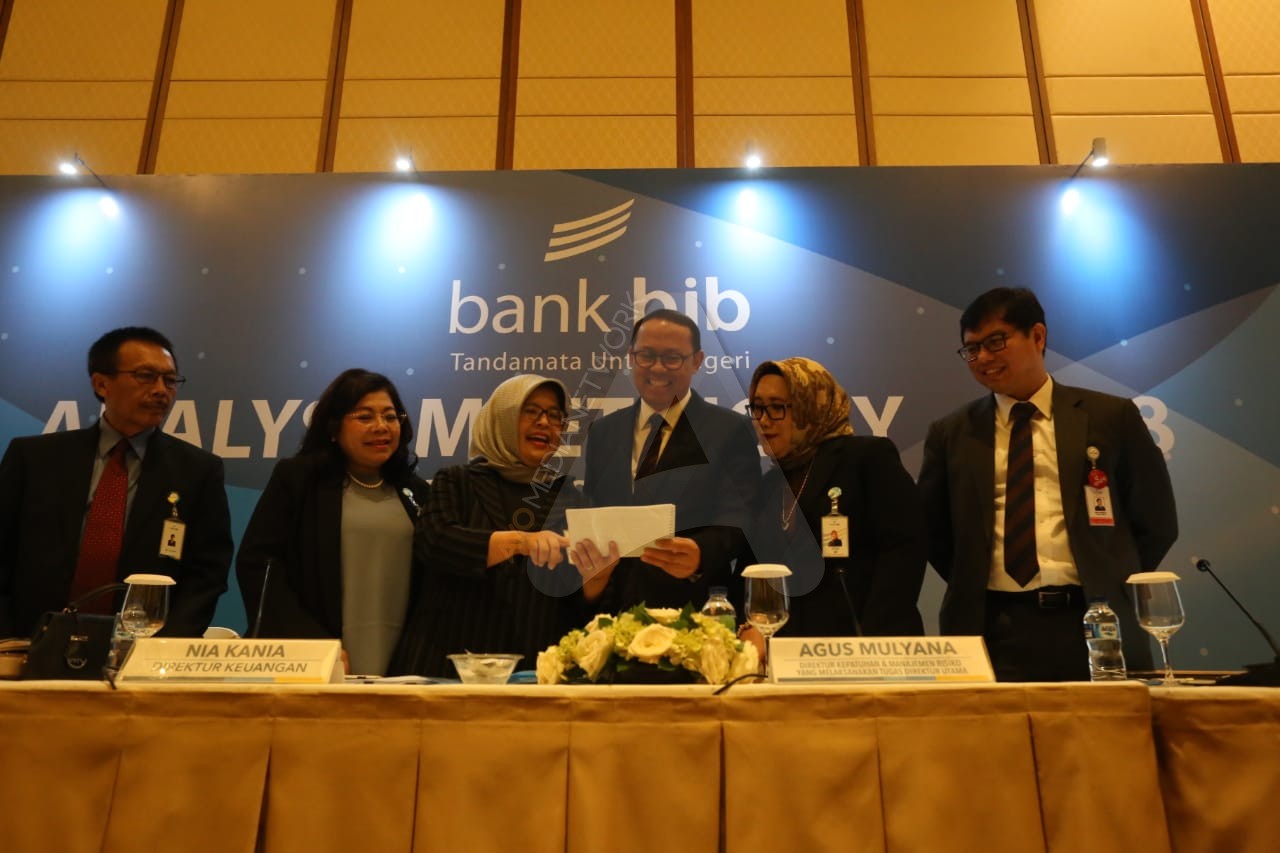 Direktur Kepatuhan dan Manajemen Resiko yang melaksanakan tugas Direktur Utama bank bjb Agus Mulyana (keempat kiri) bersama jajaran direksi saat mengumumkan kinerja keuangan Perseroan Full Year Tahun 2018 yang bertempat di Ballroom 3A Hotel Ritz Carlton Pacific Palace, Jumat (29/3/2019).(Andri/Ayobandung.com)