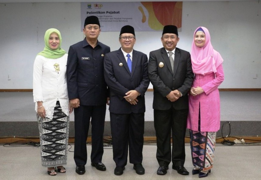 Ema Sumarna (kedua dari kiri) bersama Wali Kota Bandung, Oded dan Wakil Wali KOta Bnadung, Yana. Foto: Humas Pemkot Bdg 