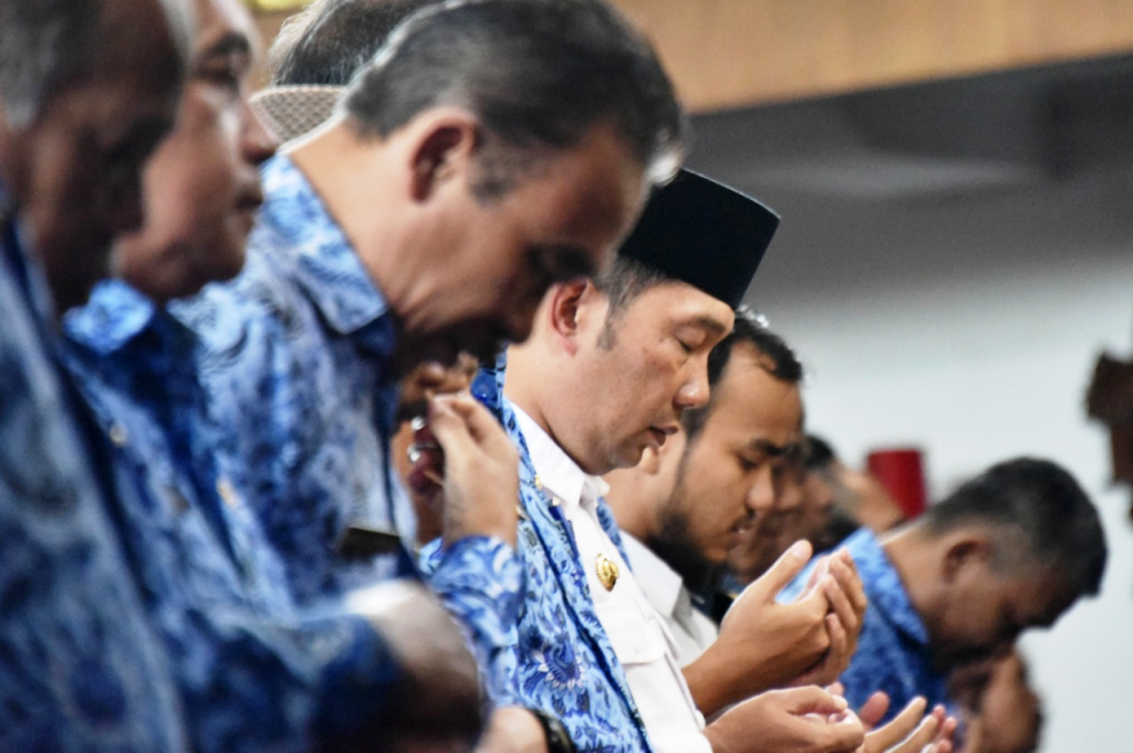 Gubernur, Jawa Barat, Ridwan Kamil, shlat ghaib bersama ASN Pemprov Jabar. Foto: HUmas Jabar