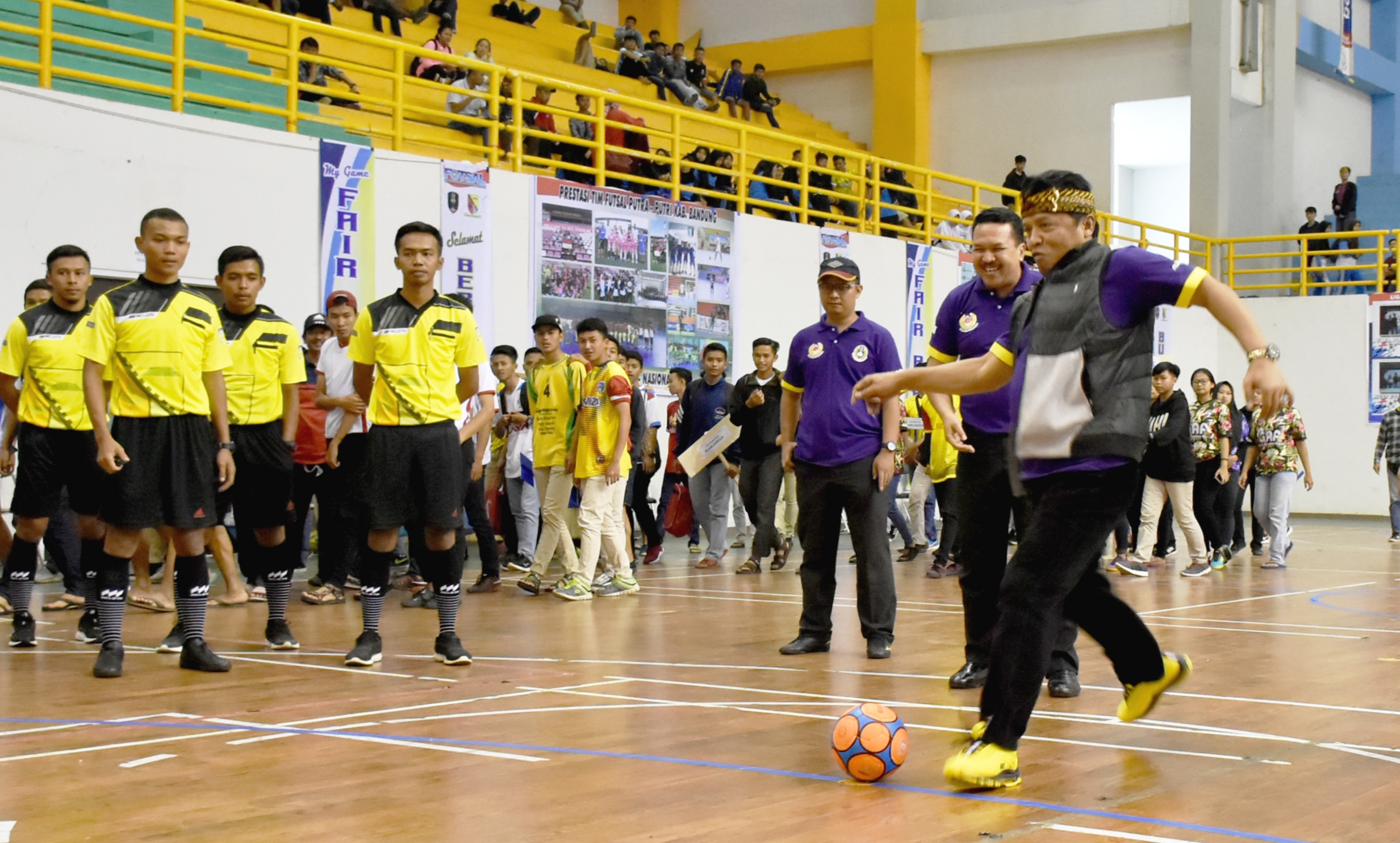 Tendangan pertama Bupati Bandung, H Dadang M Naser, dalam pembukaan Turnamen Futsal Piala Bupati Bandung 2019. Foto-foto: Humas Pemkab Bdg