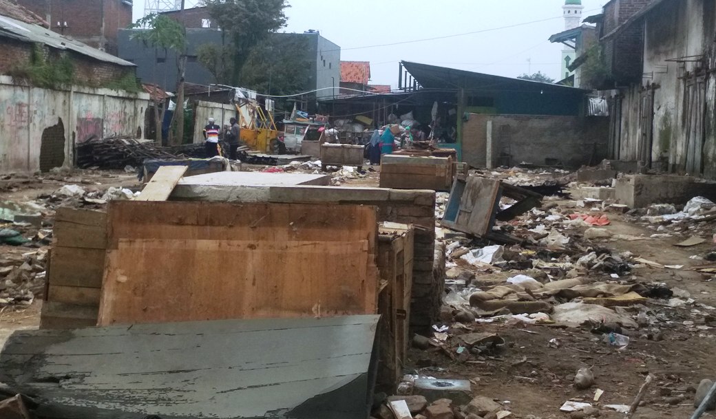 
Sejumlah lapak pedagang di Pasar Gapensa dibongkar karena akan dijadikan jalur kereta Cibatu-Garut. Foto: dara.co.id/Benny
