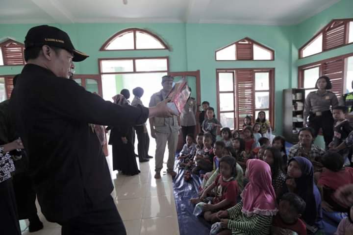 Bupati Bandung, Dadang Naser dihadapan para pengungsi banjir (Foto: Swara Bandung)