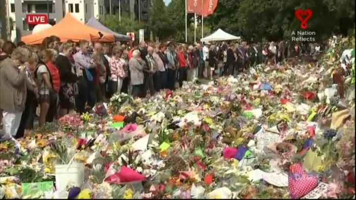 Shalat Jumat digelar di lapangan dekat masjid yang menjadi lokasi penembakkan di Christchurch, Selandia Baru. Disiarkan secara langsung oleh televisi (Foto: ABC News/detikcom)