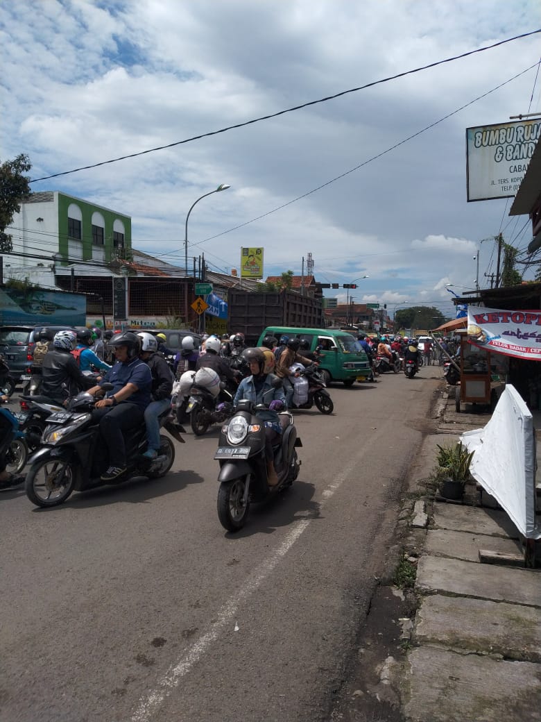 Jelang pembukaan Piala Presiden, ruas jalan Katapang macet total (Foto: denkur)