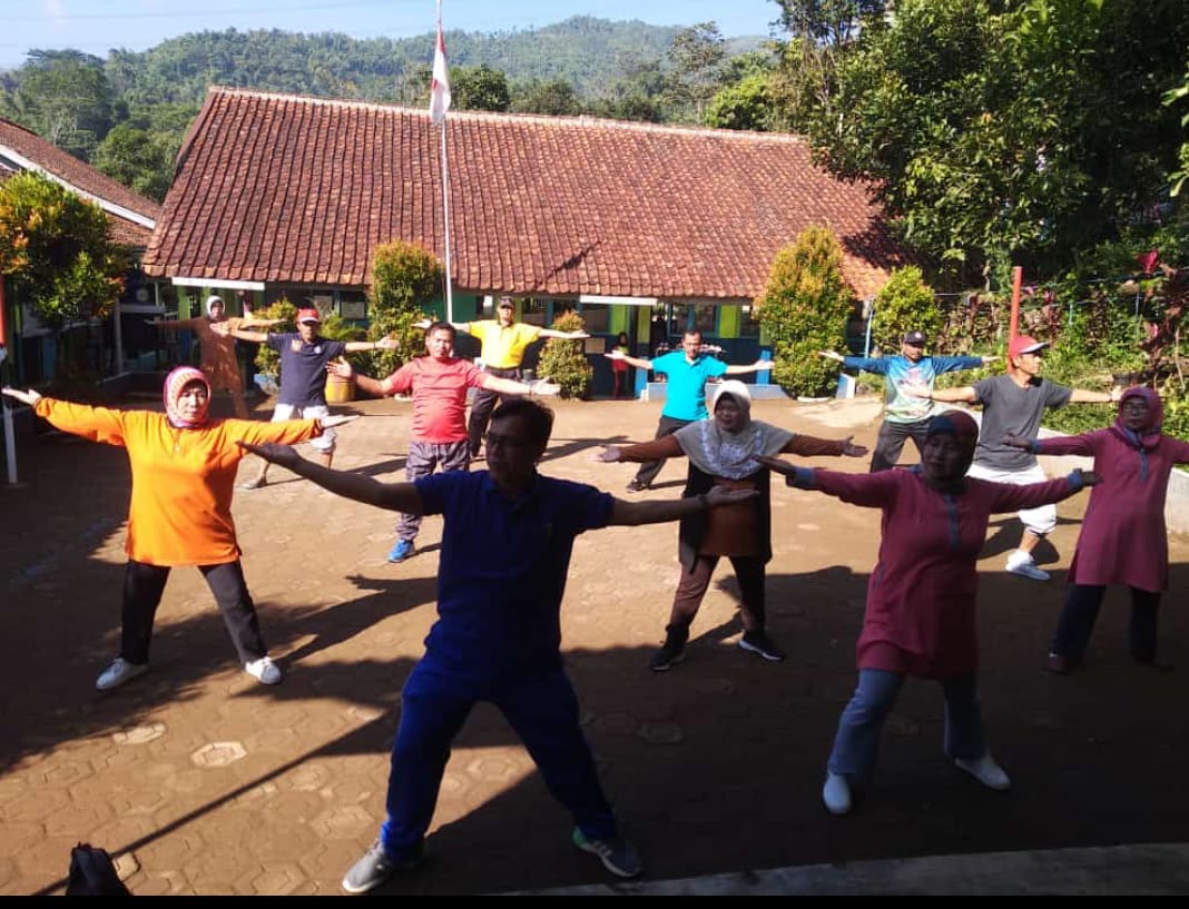 Ibu-ibu Staf Korwil Cangkuang dan guru-guru sedang melakukan senam setiap Jumat (Foto: Messy Fitri Apriliani)