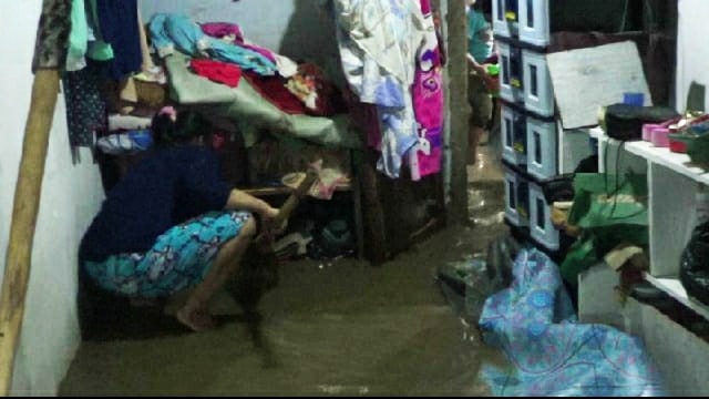Warga korban banjir membersihkan sisa banir di rumahnya. Foto-foto: dara.co.id/Purwanda