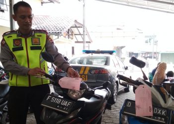 Anggota Polsek Cipatat menunjukkan dua unit sepeda motor yang menjadi barang bukti kasus curanmor di Kecamatan Cipatat, Kabupaten Bandung Barat.. Foto: dara.co.id/Zein