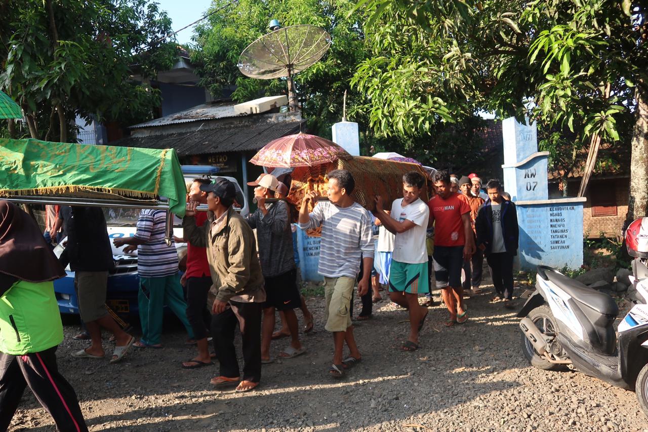 Tiga korban meninggal dunia akibat lakalantas di Desa Cidamar, Kecamatan Cidaun saat akan di makamkan di tempat pemakaman umum setempat. Foto-foto:  dara.co.id/Purwanda