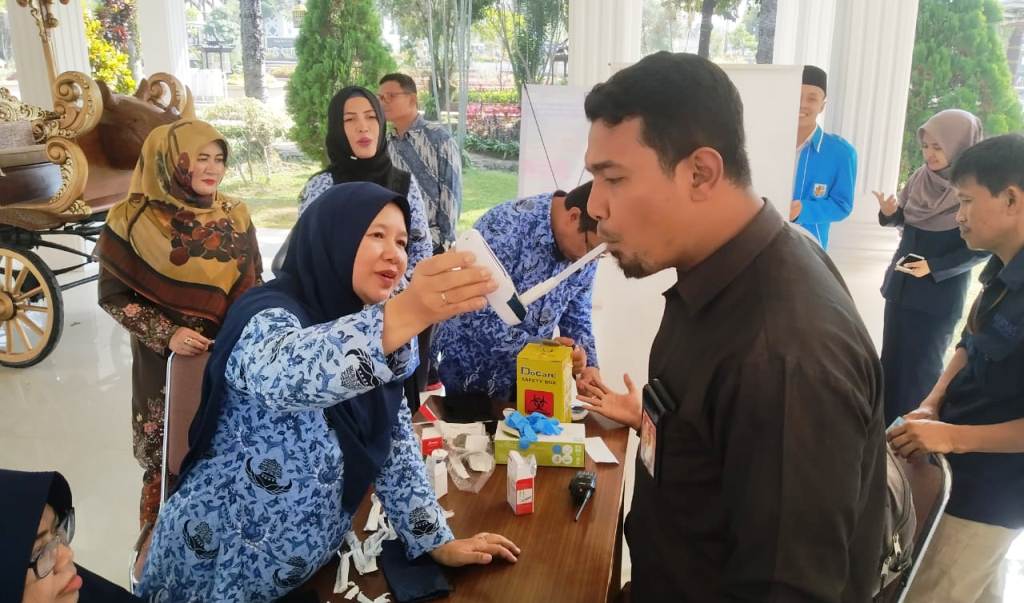 Sejumlah pegawai di lingkungan Pemkab Cianjur,  mengikuti tes kasar rokok dari dari dinas kesehatan setempat. Foto: dara.co.id/Purwanda
