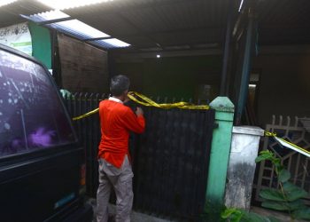 ADE MAMAD/"PR"
PERSONEL dari Tim Indonesia Automatic Fingerprint Identification System (INAFIS) Unit Identifikasi  Polda Jabar memasang Garis Polisi di rumah Feri korban penganiayaan dan pembunuhan di komplek perumahan Griya Bandung Indah Blok H 2 nomor 12 Kelurahan Buahbatu, Bojongsoang, Kabupaten Bandung. Senin (20/5/2019). Menurut sejumlah saksi jika korban terlibat perkelahian dengan seorang tersangka yang kini dalam tahap pencarian aparat, yang mengakibatkan isteri korban Jihan Nursofi meninggal dunia, sedangkan korban dilarikan ke RS Al Islam akibat sejumlah luka di tubuhnya.